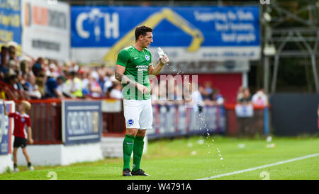 Aldershot UK xx luglio 2019 - Lewis Dunk di Brighton durante la pre-stagione amichevole partita di calcio tra Fulham e Brighton e Hove Albion presso il i servizi elettrici Stadium di Aldershot . Credito : Simon Dack / Alamy Live News Foto Stock