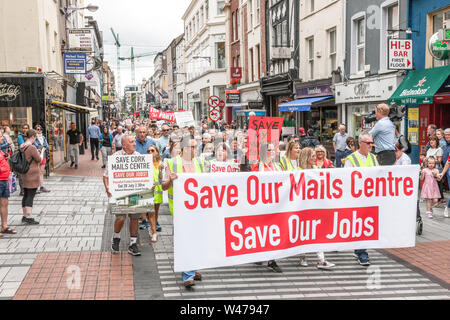 La città di Cork, Cork, Irlanda. Il 20 luglio, 2019. Ai lavoratori del settore postale marzo in segno di protesta contro la proposta di chiusura da un post del suo centro di distribuzione nella piccola isola con la perdita di 250 posti di lavoro, sulle strade di Cork, Irlanda. -Credito; David Creedon / Alamy Live News Foto Stock