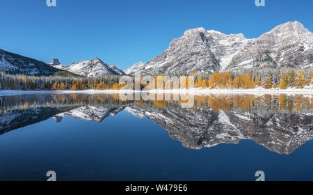 Laghetto del cuneo a Kananaskis Country, Alberta, Canada Foto Stock