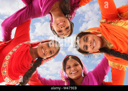 Gruppo di persone che eseguono la danza popolare Foto Stock