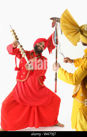 Due indiani gli uomini facendo bhangra dance Foto Stock