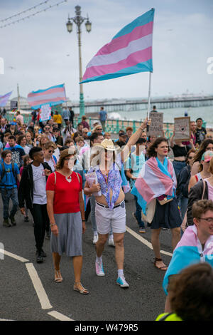 Brighton, Regno Unito Il 20 luglio 2019. Centinaia di persone hanno marciato lungo il lungomare di Brunswick Square, per il 7° Brighton Trans orgoglio. Il 20 luglio, 2019. Celebrazioni di partito ha avuto luogo dopo il marzo del credito: Matt Duckett/IMAGESLIVE/ZUMA filo/Alamy Live News Foto Stock