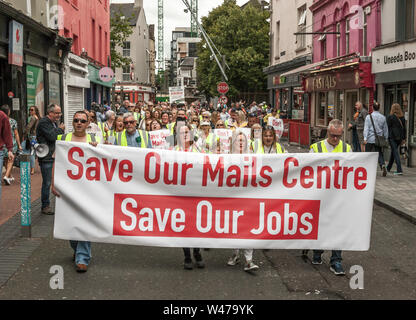 La città di Cork, Cork, Irlanda. Il 20 luglio, 2019. Ai lavoratori del settore postale marzo in segno di protesta contro la proposta di chiusura da un post del suo centro di distribuzione nella piccola isola con la perdita di 250 posti di lavoro, sulle strade di Cork, Irlanda. -Credito; David Creedon / Alamy Live News Foto Stock