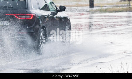 Hannover, Germania. Il 20 luglio, 2019. Una unità di auto sotto la pioggia su una strada a Laatzen nella regione di Hannover. Credito: Julian Stratenschulte/dpa/Alamy Live News Foto Stock