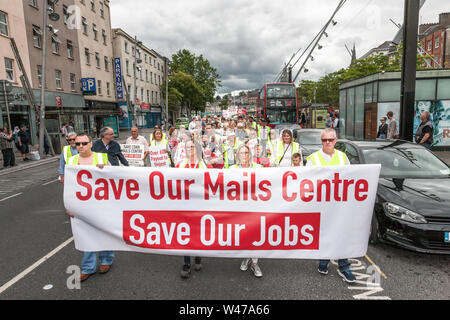 La città di Cork, Cork, Irlanda. Il 20 luglio, 2019. Ai lavoratori del settore postale marzo in segno di protesta contro la proposta di chiusura da un post del suo centro di distribuzione nella piccola isola con la perdita di 250 posti di lavoro, sulle strade di Cork, Irlanda. -Credito; David Creedon / Alamy Live News Foto Stock