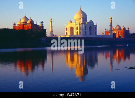 India. Agra. Taj Mahal all'alba. Foto Stock