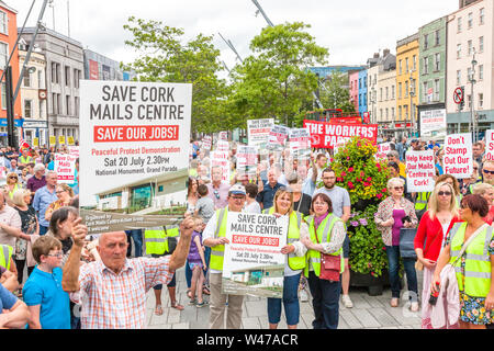 La città di Cork, Cork, Irlanda. Il 20 luglio, 2019. Ai lavoratori del settore postale marzo in segno di protesta contro la proposta di chiusura da un post del suo centro di distribuzione nella piccola isola con la perdita di 250 posti di lavoro, sulle strade di Cork, Irlanda. -Credito; David Creedon / Alamy Live News Foto Stock