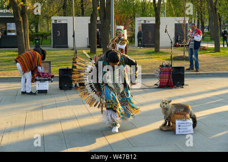 Mosca, Russia, Aprile 30, 2019. Un gruppo di nativi indiani americani in costumi nazionali ballare e cantare sulla strada. Foto Stock