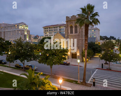 Antenna vista notturna di tutti i santi della Chiesa Episcopale a Pasadena, in California Foto Stock