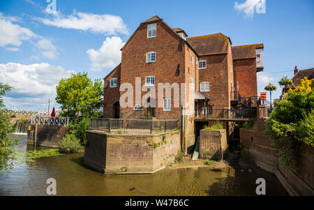Il mulino di Abbazia e weir sul fiume Avon a Tewkesbury, Gloucestershire, Inghilterra Foto Stock