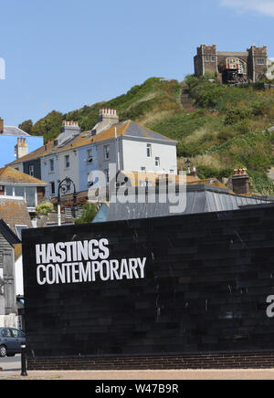 L'Hastings Galleria Contemporaneo e la collina di East Cliff ferroviarie o East Hill ascensore funicolare al Rock-A-Nora in Hastings. Hastings, SUS Foto Stock