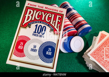 Ancora in vita il marchio di biciclette Poker chips e mazzo di carte su un feltro verde gioco di scheda Tabella, STATI UNITI D'AMERICA Foto Stock