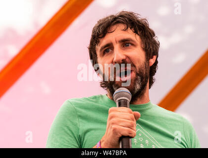 Il comico Mark Watson effettuando al Latitude Festival, Henham Park, Suffolk, Regno Unito il XX luglio 2019 Foto Stock