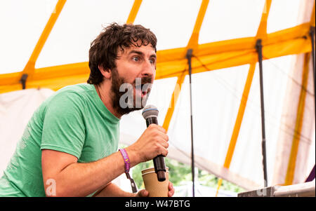 Il comico Mark Watson effettuando al Latitude Festival, Henham Park, Suffolk, Regno Unito il XX luglio 2019 Foto Stock