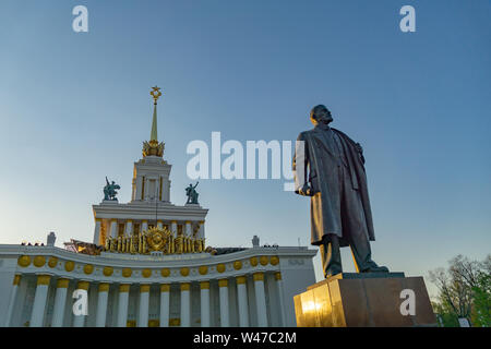 Sovietica leader comunista Vladimir Lenin statua che si trova nella parte anteriore del vecchio edificio a VDNH a Mosca, in Russia a giugno 2019 Foto Stock