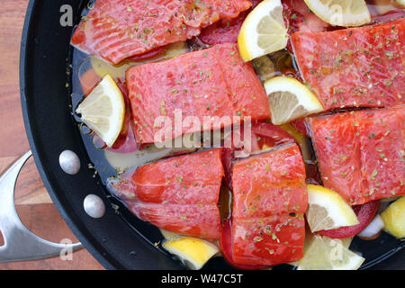 La caccia di frodo sockeye di filetti di salmone in acqua con le verdure e limone Foto Stock