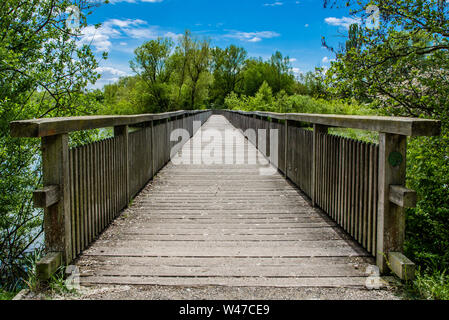 Splendido ponte di legno va in distanza Foto Stock