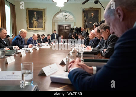 Washington, Stati Uniti d'America. 16 Luglio, 2019. Presidente Trump, Vice Presidente Mike Pence e membri del Gabinetto sono visti nella preghiera Martedì, 16 luglio 2019, in Cabinet Room della casa bianca persone: Presidente Trump, Vice Presidente Mike Pence Credito: tempeste Media Group/Alamy Live News Foto Stock