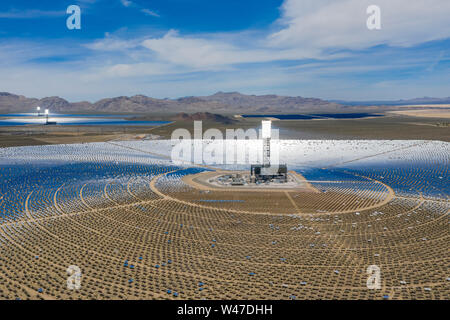 Vista aerea della torre solare del Ivanpah Solar Electric Impianto di generazione in California Foto Stock