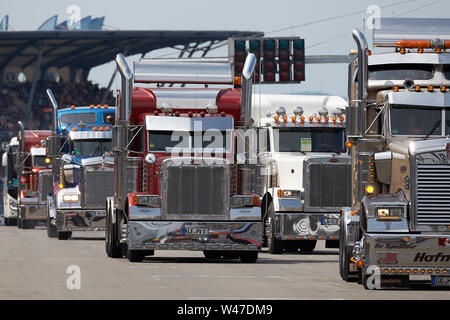 Il 20 luglio 2019, Renania-Palatinato, Nürburgring: noi camion prendere parte alla parata del carrello Grand Prix al Nürburgring. Il carrello Grand Prix è uno dei più popolari eventi su pista in Eifel. Foto: Thomas Frey/dpa Foto Stock