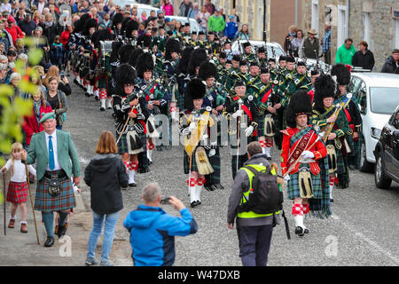 Tomintoul, Scozia. Il 20 luglio 2019 uno dei più importanti giochi delle Highland Gathering iniziò con la tradizionale sfilata delle locali bande di cornamuse attraverso la cittadina di Tomintoul e ha ringraziato la gente del posto a diverse fermate lungo la strada che hanno fornito una DRAM di locale lo scotch whisky per ogni membro della band. Nonostante la pioggia pesante, i giochi hanno continuato di intrattenimento per migliaia di spettatori compresi molti turisti provenienti da paesi stranieri Foto Stock