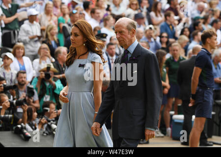 Londra Inghilterra 14 luglio 2019 i campionati di Wimbledon 2019 14072019 la Duchessa di Cambridge è scortato off court dal Duca di Kent dopo trophy Foto Stock