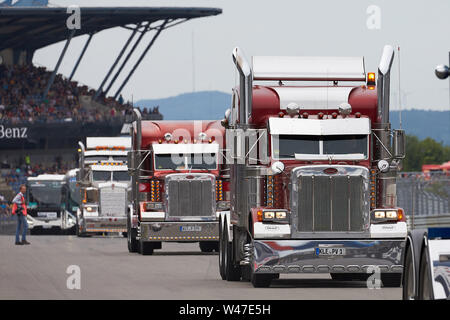 Il 20 luglio 2019, Renania-Palatinato, Nürburgring: noi camion prendere parte alla parata del carrello Grand Prix al Nürburgring. Il carrello Grand Prix è uno dei più popolari eventi su pista in Eifel. Foto: Thomas Frey/dpa Foto Stock