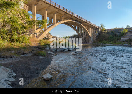 Ponte di arco concreto oltre il Fiume Crowsnest in Alberta, Canada Foto Stock