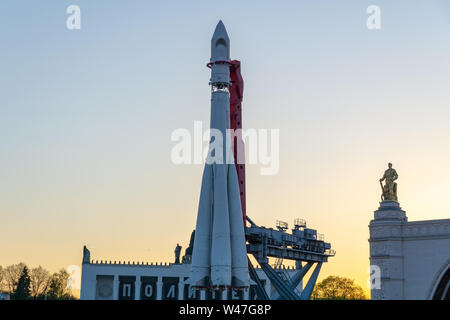 Mosca, Russia, Aprile 30, 2019: Russo navicella Vostok 1, monumento del primo razzo sovietico a VDNH. astronautica in URSS, storia di Gagarin è fl Foto Stock