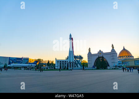 Mosca, Russia, Aprile 30, 2019: Russo navicella Vostok 1, monumento del primo razzo sovietico a VDNH. astronautica in URSS, storia di Gagarin è fl Foto Stock