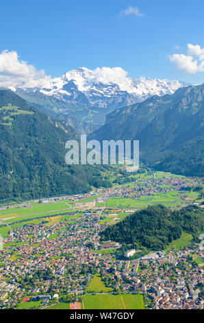 Splendida vista di Interlaken e adiacente le creste della montagna dalla cima di Harder Kulm, Svizzera. Famose montagne Eiger, Monch e Jungfrau in background. Alpi svizzere. In estate il paesaggio alpino. Foto Stock