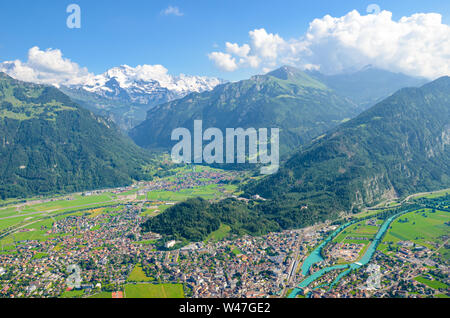 Vista stupefacente di Interlaken e montagne adiacenti fotografata dalla cima di Harder Kulm, Svizzera. Alpi svizzere. Splendidi paesaggi. Un paesaggio fantastico. Jungfrau, river. Foto Stock
