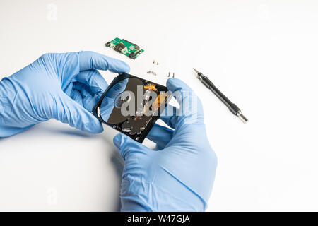 Controllo di un disco rigido danneggiato in condizioni di laboratorio dell'ingegnere Foto Stock