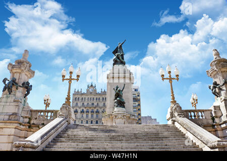 Vista della statua di Ricardo Balbin in Plaza del Congreso a Buenos Aires, circondato da edifici storici, contro un Cielo di estate blu. Foto Stock
