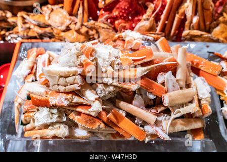 Alaskan Granchio reale a base di frutti di mare su ghiaccio a buffet bar Foto Stock