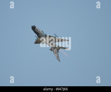 RAF Fairford, Glos, Regno Unito. Il 20 luglio 2019. Il giorno 2 del Royal International Air Tattoo (RIAT) con velivoli militari provenienti da tutto il mondo per assemblaggio di più grande del mondo con airshow a pieno schermo volanti in buone condizioni atmosferiche. Immagine: Flying display da ex Patto di Varsavia MIG-21 Lancer rumeno della Air Force, Escadrila 861. Credito: Malcolm Park/Alamy Live News. Foto Stock