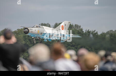 RAF Fairford, Glos, Regno Unito. Il 20 luglio 2019. Il giorno 2 del Royal International Air Tattoo (RIAT) con velivoli militari provenienti da tutto il mondo per assemblaggio di più grande del mondo con airshow a pieno schermo volanti in buone condizioni atmosferiche. Immagine: Flying display da ex Patto di Varsavia MIG-21 Lancer rumeno della Air Force, Escadrila 861. Credito: Malcolm Park/Alamy Live News. Foto Stock