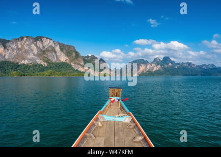 In legno tailandese tradizionale longtail boat sulla Lan Cheow lago in Khao Sok National Park, Thailandia Foto Stock