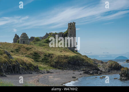 Dunure robuste difese del mare, le sue antiche rovine del castello e ora anche un 'Outlander' riprese attirando molta attenzione necessaria al villaggio dur Foto Stock