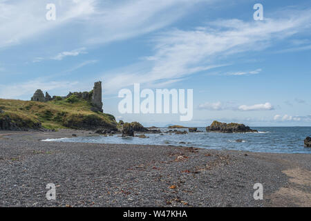 Dunure robuste difese del mare, le sue antiche rovine del castello e ora anche un 'Outlander' riprese attirando molta attenzione necessaria al villaggio dur Foto Stock