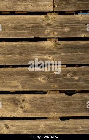 Il vecchio fienile weathered legno sul lato di un fienile in rural Illinois. Foto Stock