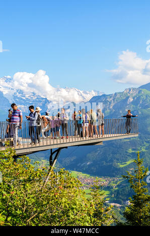 Harder Kulm, Interlaken, Svizzera - 16 Luglio 2019: la gente sta immagine sulla piattaforma di visualizzazione sopra Swiss Interlaken. Alpi in background. Incredibili montagne. Persone, turismo. Paesaggio alpino. Foto Stock