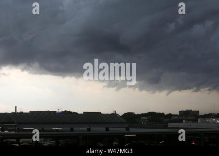 Amburgo, Germania. Il 20 luglio, 2019. Dark nuvole venire fino al tardo pomeriggio nei pressi dell'aeroporto. Nel pomeriggio di sabato, un temporale hit anteriore Amburgo e Schleswig-Holstein. Credito: Bodo segna/dpa/Alamy Live News Foto Stock