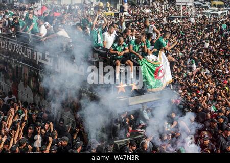 Algeri, Algeria. Il 20 luglio, 2019. Nazionale algerina soccer team di giocatori celebrare con migliaia di sostenitori dopo aver conquistato il 2019 Africa Coppa delle Nazioni trofeo di calcio in Egitto. Credito: Farouk Batiche/dpa/Alamy Live News Foto Stock