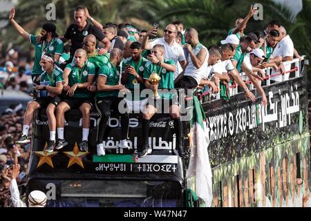 Algeri, Algeria. Il 20 luglio, 2019. Nazionale algerina soccer team di giocatori celebrare con migliaia di sostenitori dopo aver conquistato il 2019 Africa Coppa delle Nazioni trofeo di calcio in Egitto. Credito: Farouk Batiche/dpa/Alamy Live News Foto Stock