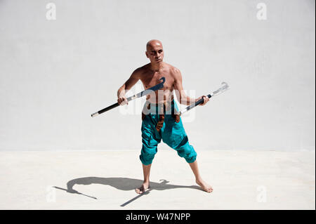 Arti marziali uomo con gancio spade. Foto Stock