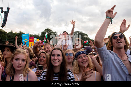 Ventole guardando Stereophonics performing live al Festival Latitude, Henham Park, Suffolk, Regno Unito il XX luglio 2019 Foto Stock