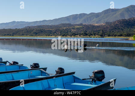 La mattina presto per i pescatori in una barca da pesca sul lago di Cachuma, Santa Barbara County, California ; Stati Uniti Foto Stock