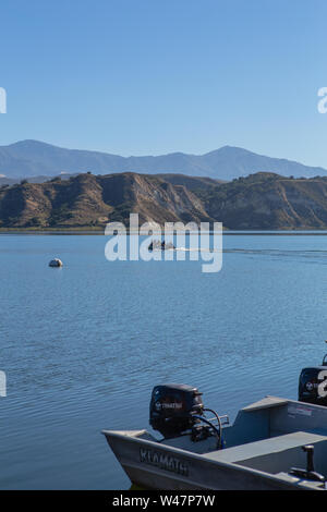 La mattina presto per i pescatori in una barca da pesca sul lago di Cachuma, Santa Barbara County, California ; Stati Uniti Foto Stock