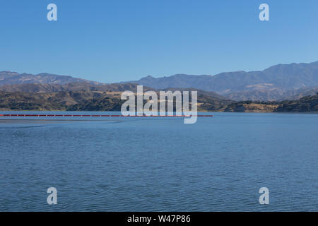 La mattina presto per i pescatori in una barca da pesca sul lago di Cachuma, Santa Barbara County, California ; Stati Uniti Foto Stock